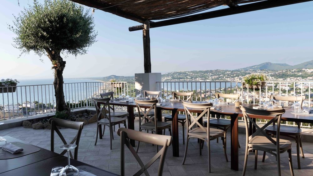 La terrazza di Lavinum con i tavoli apparecchiati